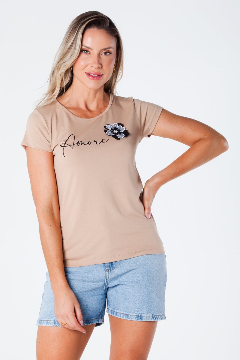 T-Shirt Baby Look Estampa Amore com Aplique de Flor Viscolycra
