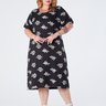 Vestido Midi Plus Size com Tecido Bordado Decote Redondo Preto Vitória