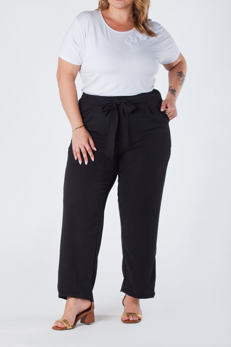 03 calca plus size cenoura com amarracao frontal elastico traseiro bolso faca preta jade