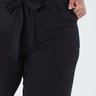 05 calca plus size cenoura com amarracao frontal elastico traseiro bolso faca preta jade
