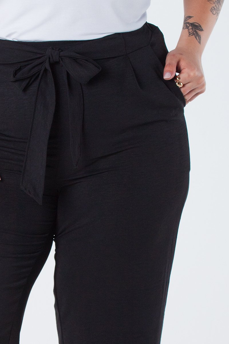 05 calca plus size cenoura com amarracao frontal elastico traseiro bolso faca preta jade