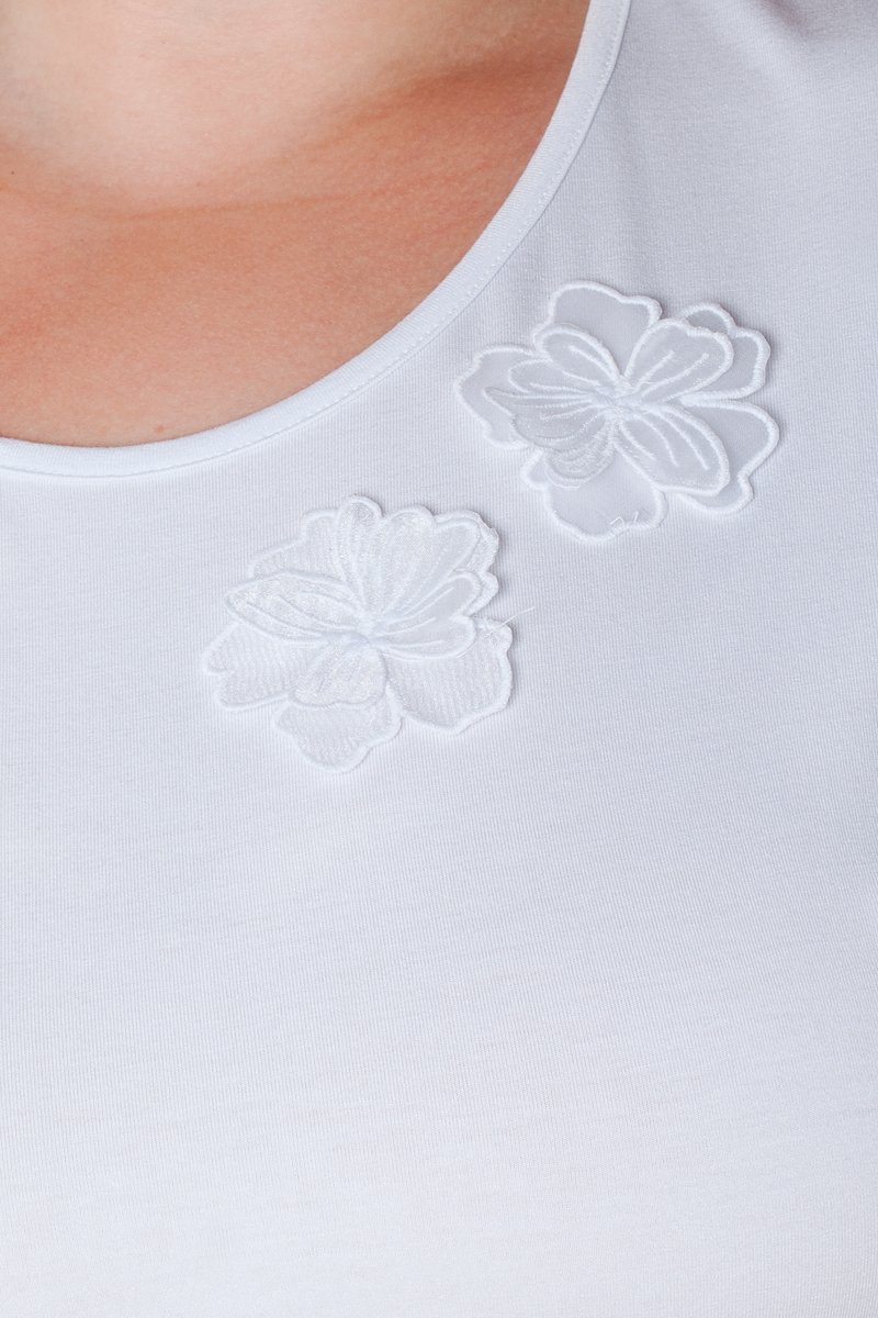 02 t shirt baby look plus size com aplique de fores de voil branca rosana