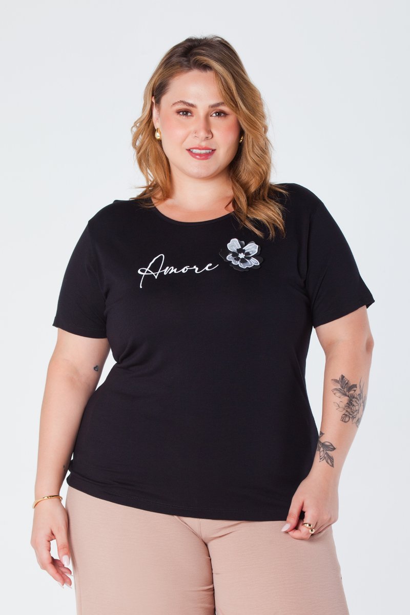 T-Shirt Baby Look Plus Size Estampa Amore com Aplique de Flor