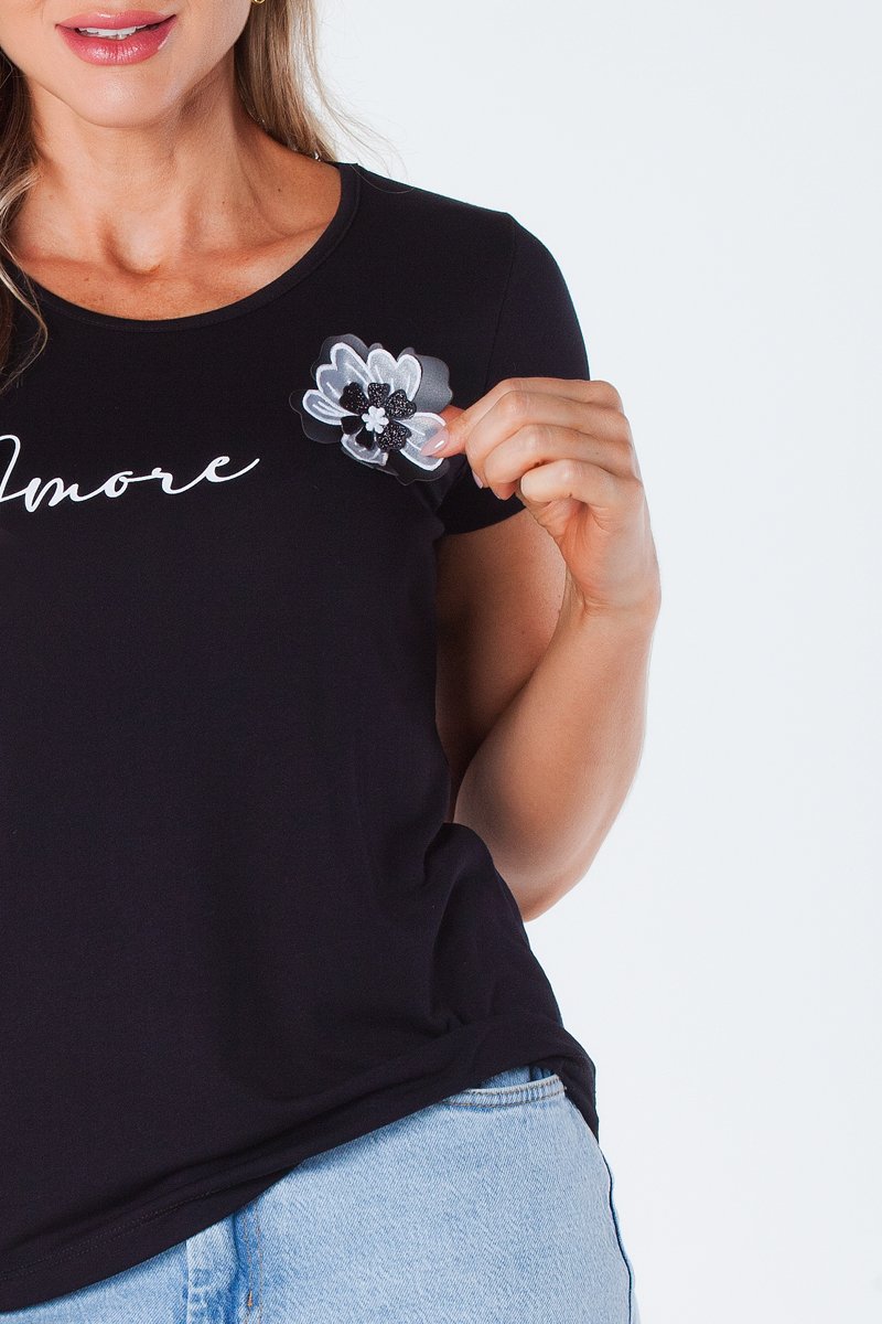 02 t shirt baby look estampa amore com aplique de flor viscolycra bege