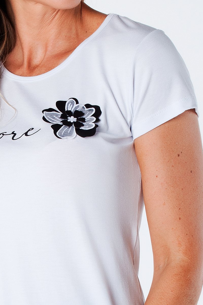 06 t shirt baby look estampa amore com aplique de flor viscolycra bege