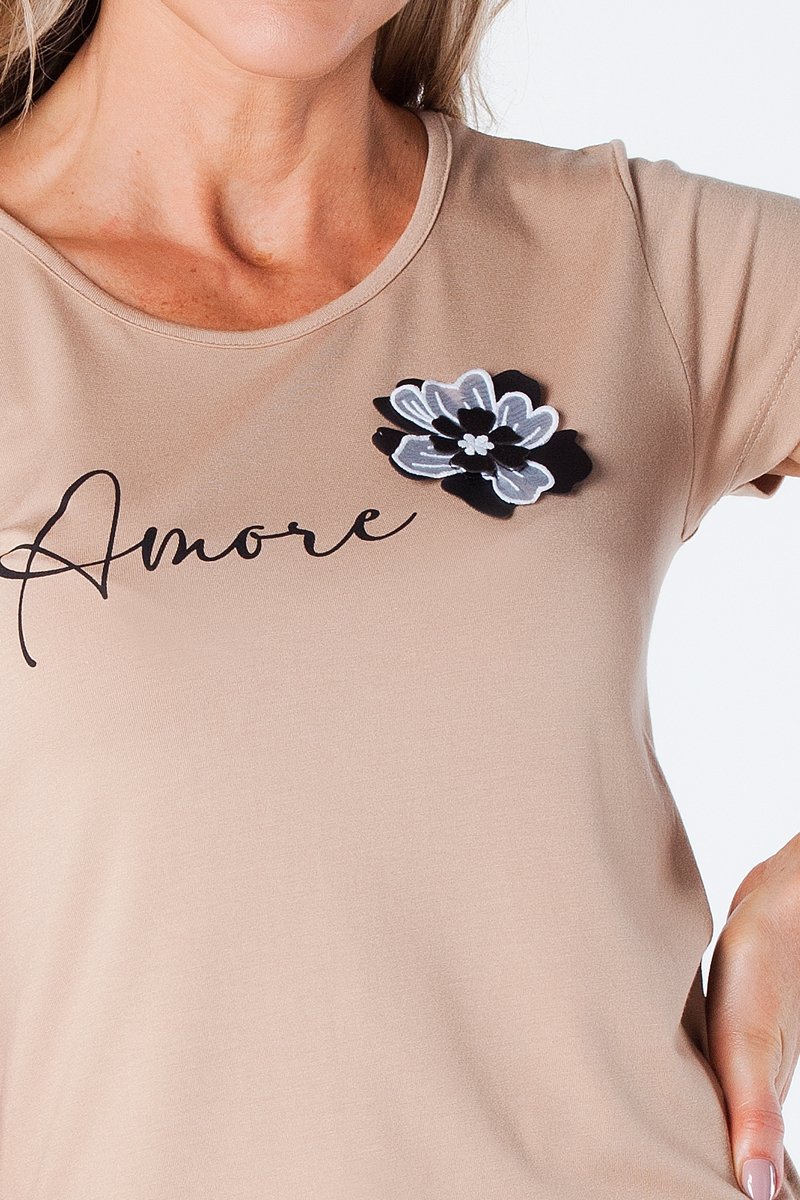 09 t shirt baby look estampa amore com aplique de flor viscolycra bege
