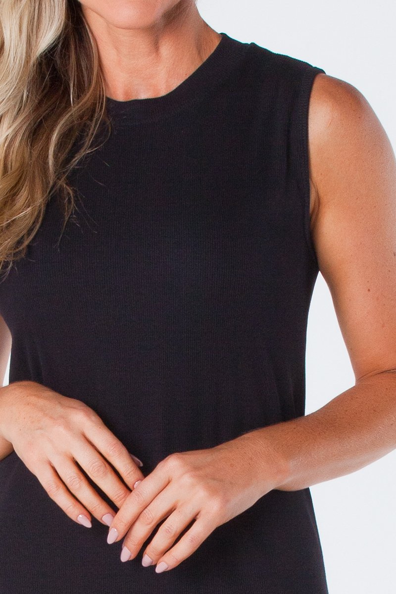 08 vestido midi canelado sem manga preto roberta