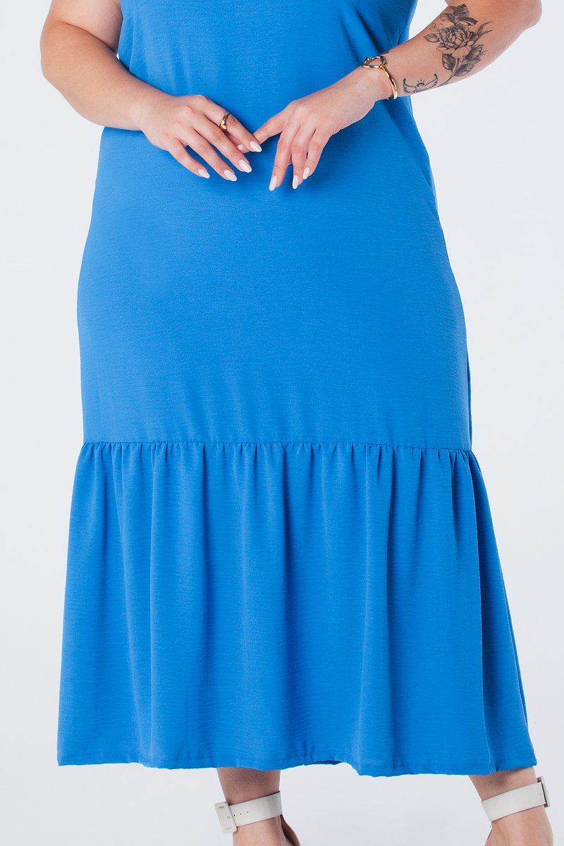 01 vestido midi plus size com alca larga e barra com babado azul paola