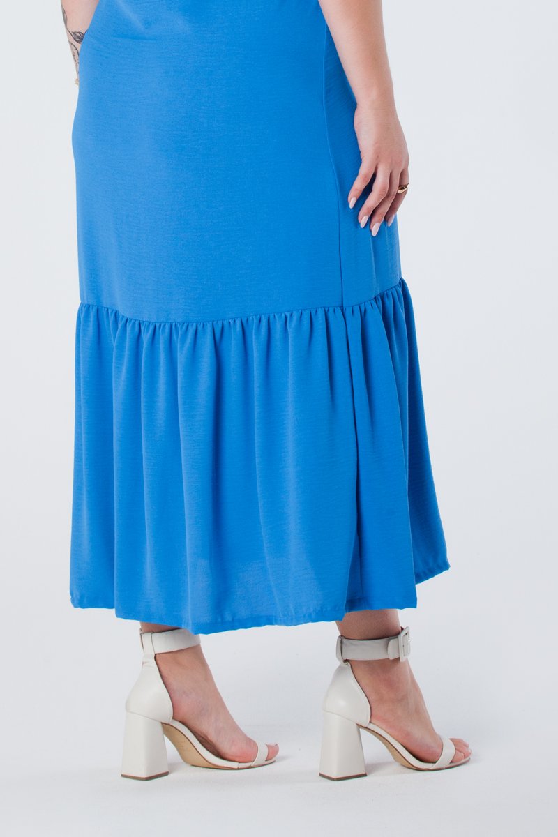 02 vestido midi plus size com alca larga e barra com babado azul paola