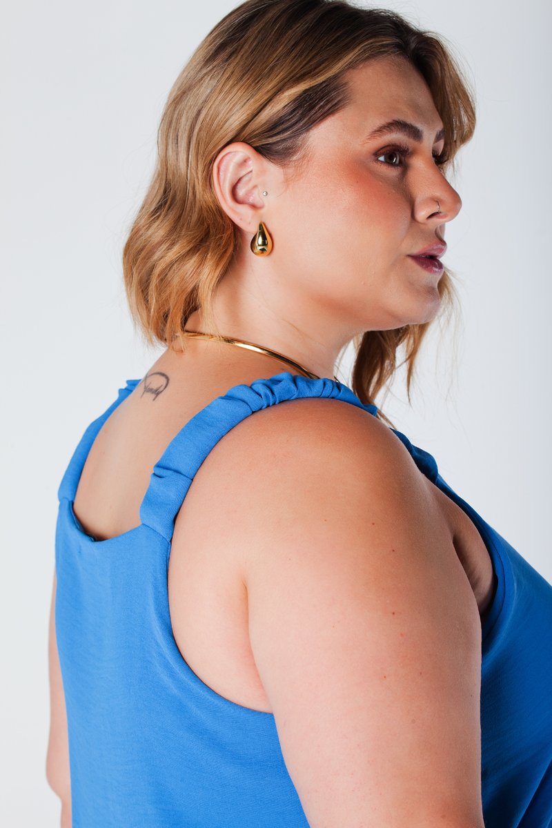 06 vestido midi plus size com alca larga e barra com babado azul paola