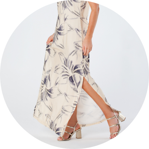 20 vestido longo sem manga com fendas laterais e estampa digital viscose acetinada miranda