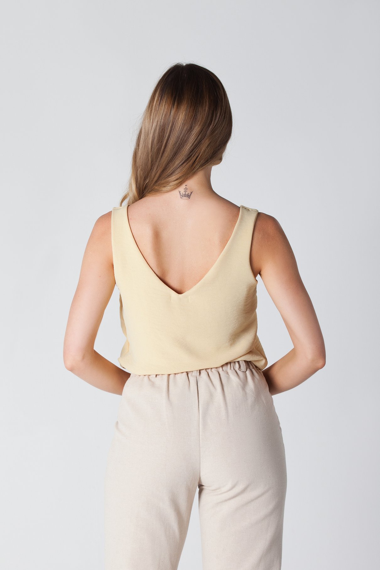 03 regata em crepe decote v amarelo manteiga liz