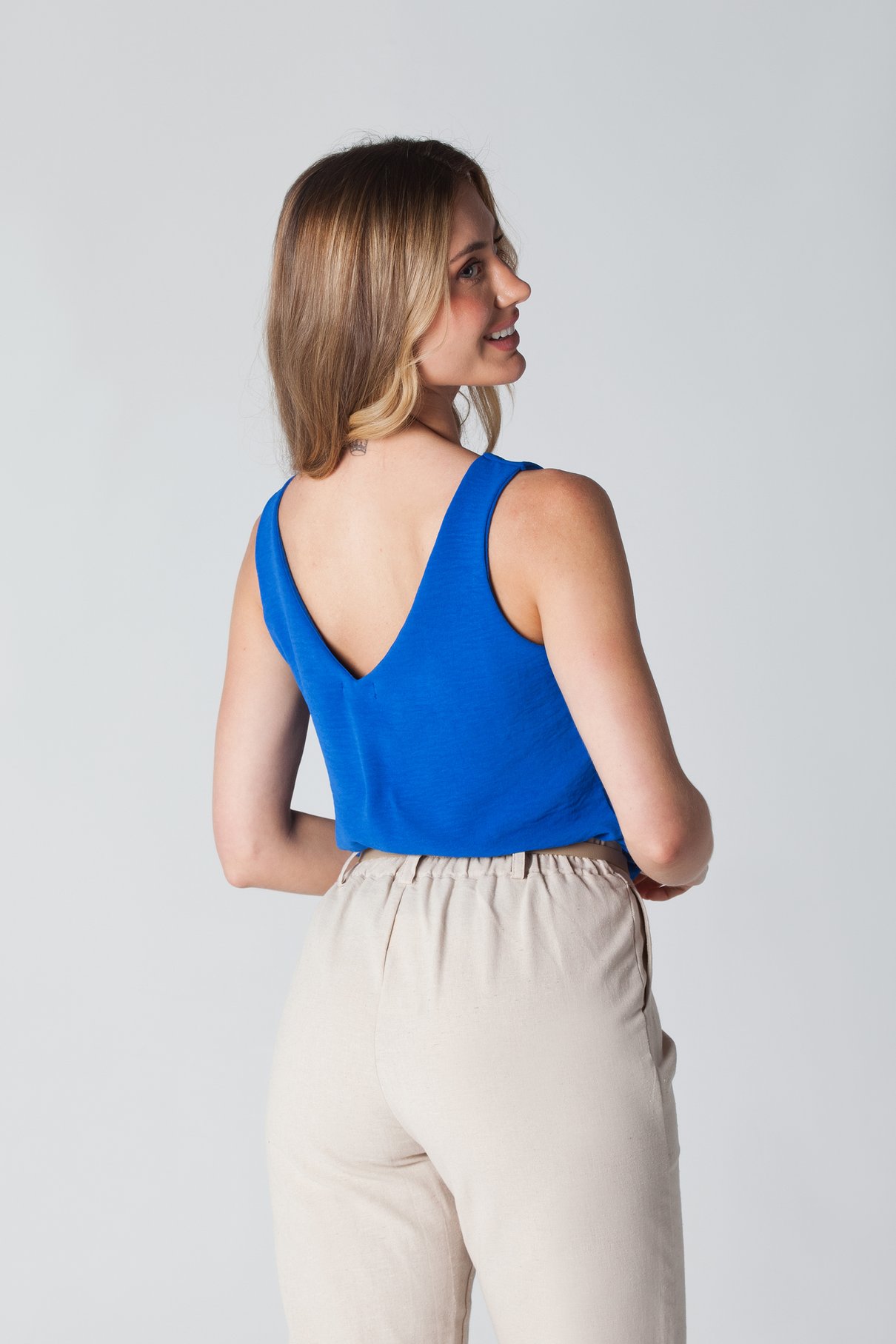 04 regata em crepe decote v azul liz