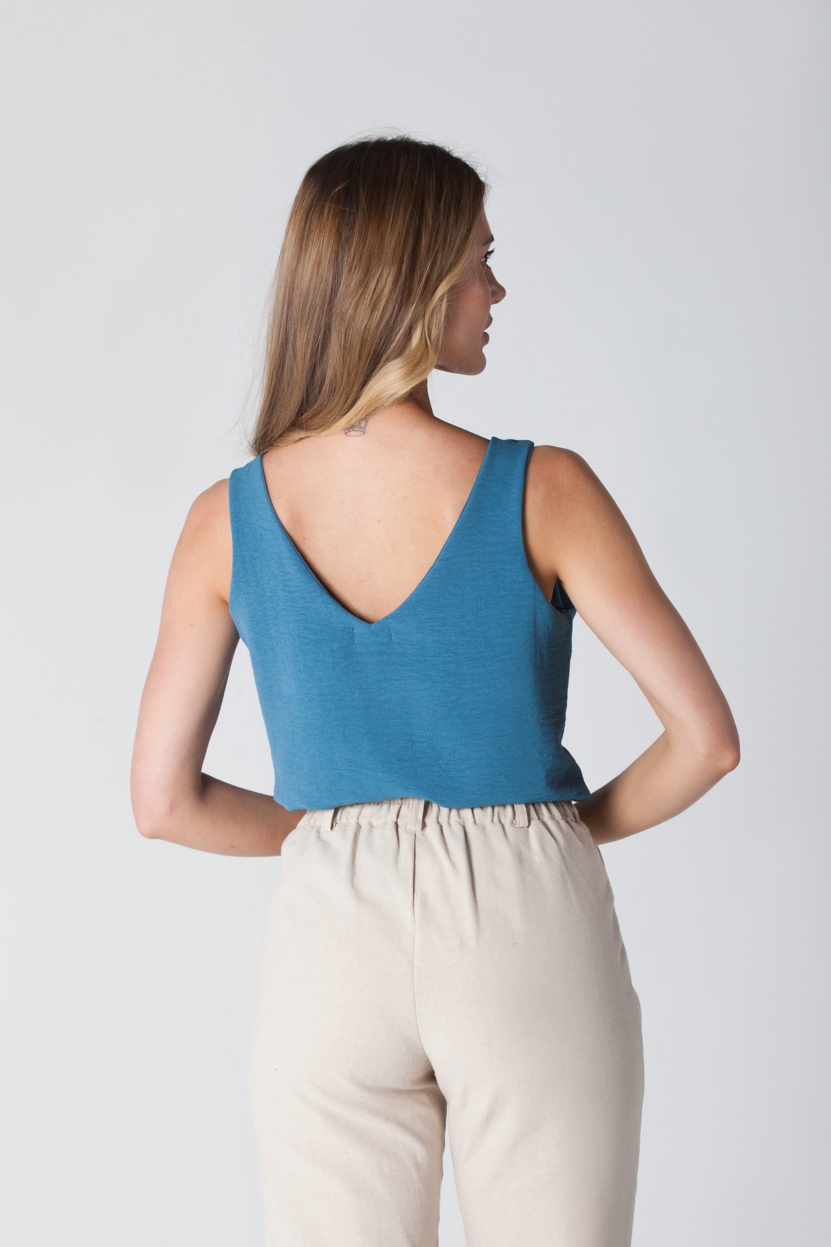 01 regata em crepe decote v azul acero liz