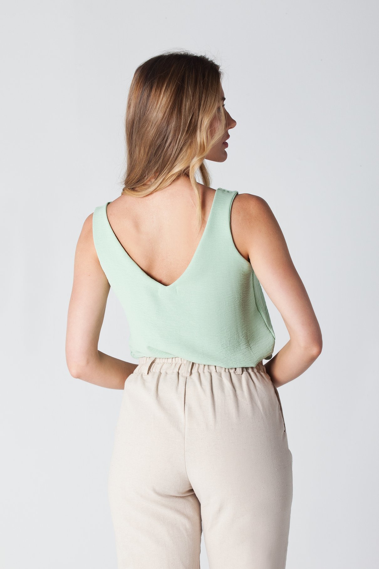 05 regata em crepe decote v verde claro liz