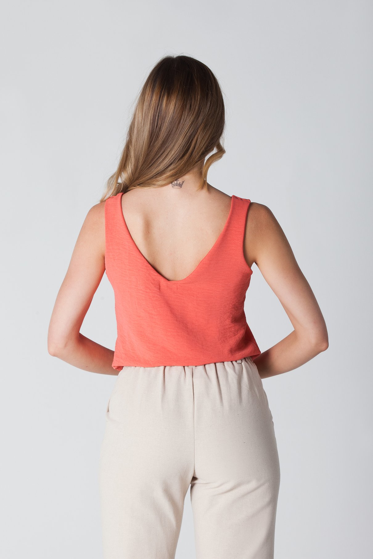 02 regata em crepe decote v laranja liz