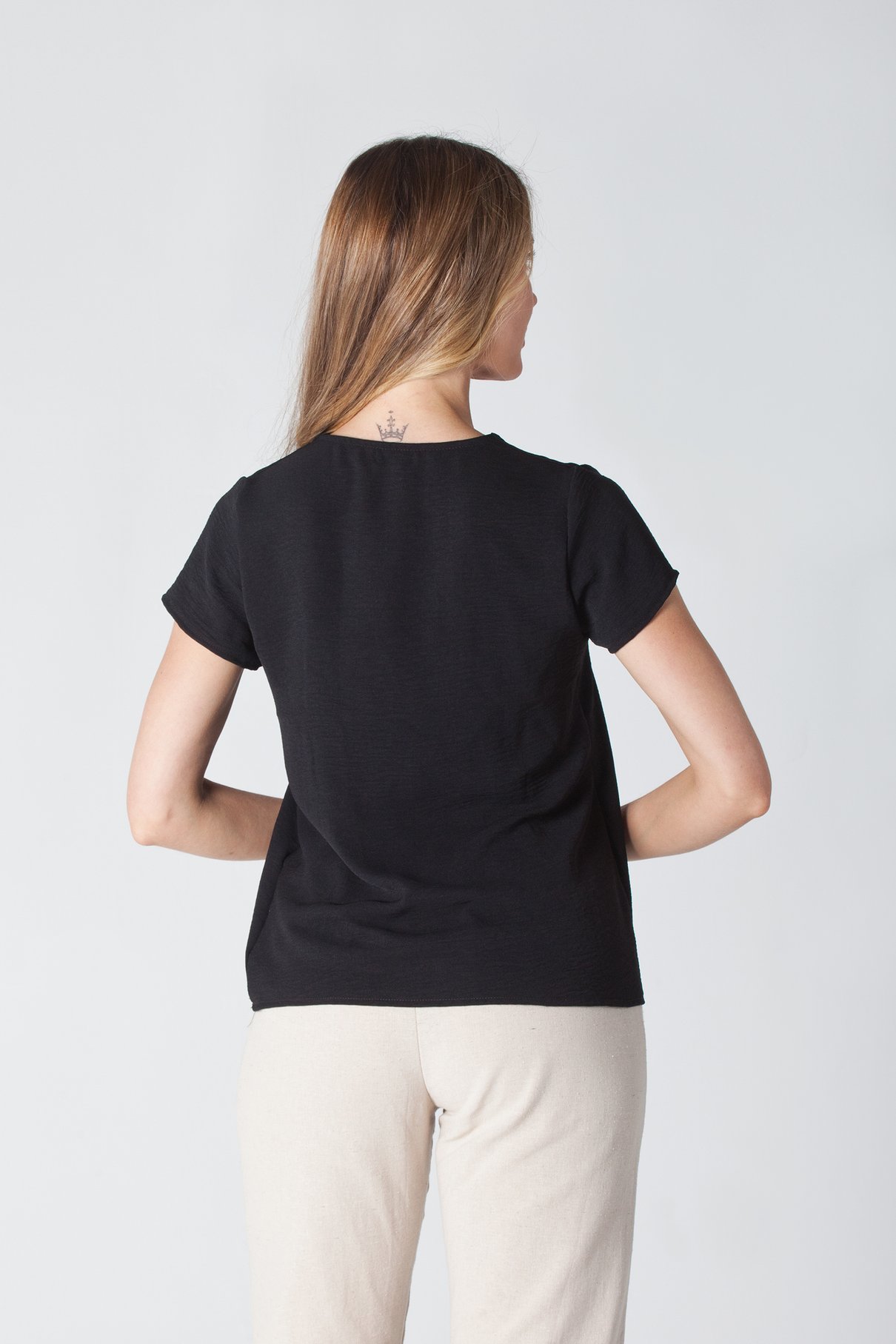 04 blusa em crepe decote v preta nina