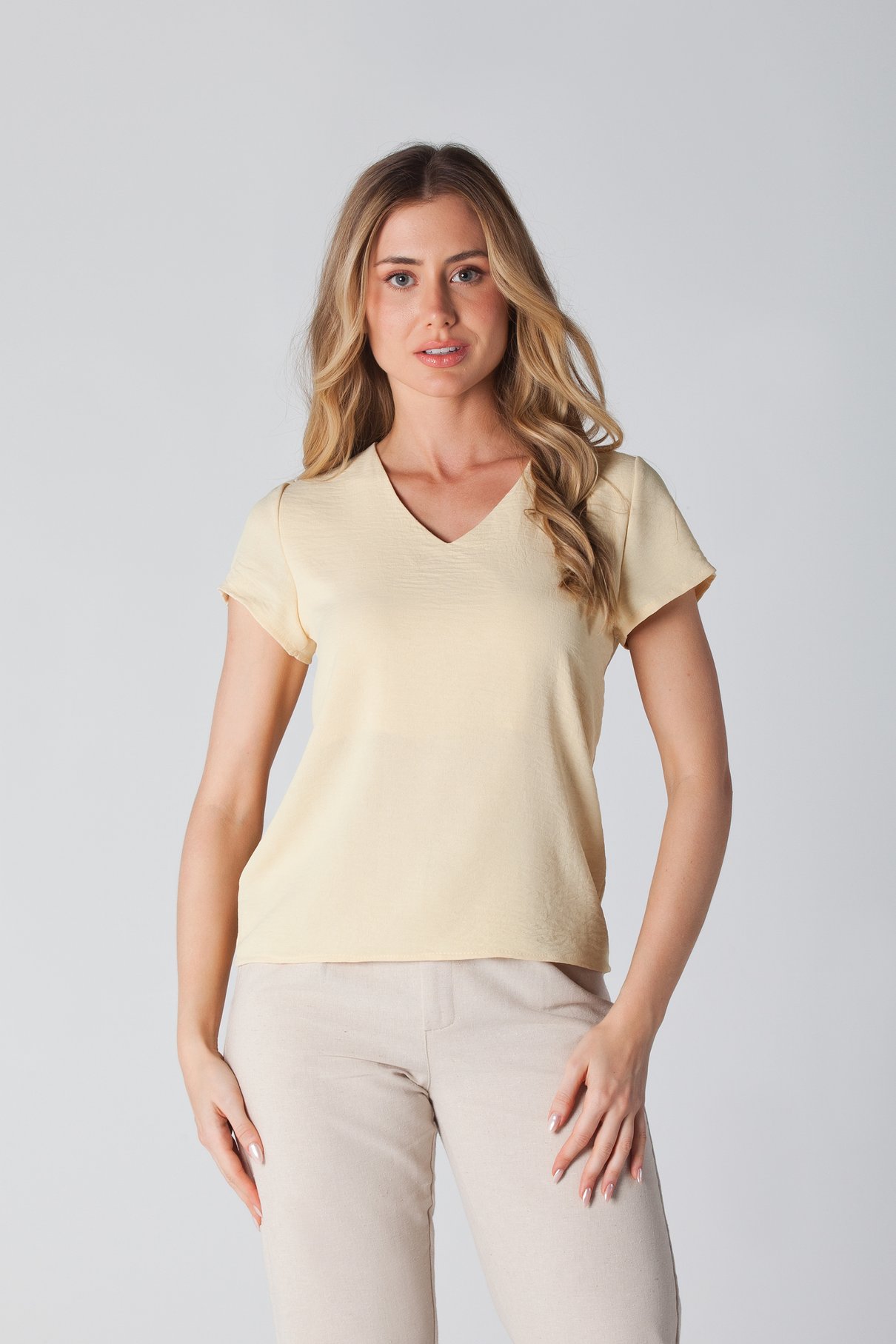 02 blusa em crepe decote v amarelo manteiga nina