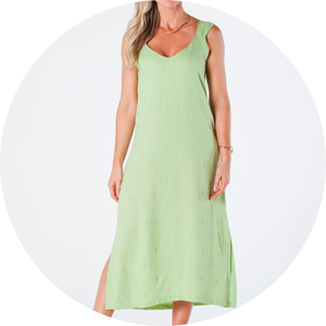 02 vestido midi viscolinho bordado alcas com prega e fendas laterais verde marta