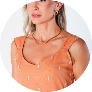 06 vestido midi viscolinho bordado alcas com prega e fendas laterais verde marta