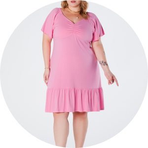 02 vestido curto plus size com decote v manga ampla e barra de babado rosa luna