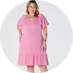 03 vestido curto plus size com decote v manga ampla e barra de babado rosa luna