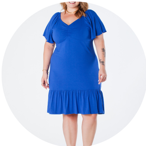 05 vestido curto plus size com decote v manga ampla e barra de babado rosa luna