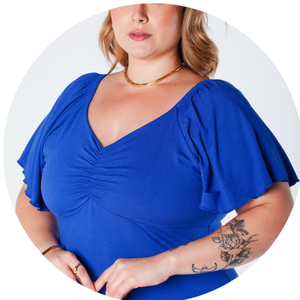 06 vestido curto plus size com decote v manga ampla e barra de babado rosa luna