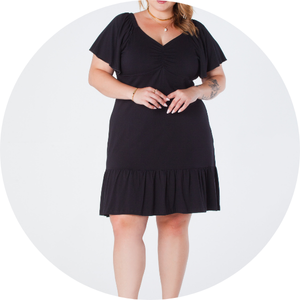 09 vestido curto plus size com decote v manga ampla e barra de babado rosa luna