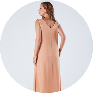 02 vestido longo sem mangas decote v melagem ampla com bolso viscolinho ocre lina