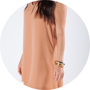 05 vestido curto sem mangas decote v forrado ocre luce