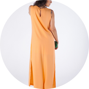 06 vestido longo sem mangas fendas laterais abertura nas costas com botao laranja livy
