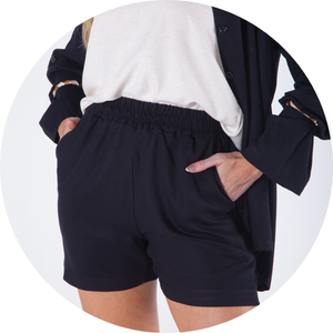 07 shorts com bolso faca funcional e elastico na cintura preto