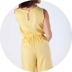 05 blusa sem mangas com abertura e botao nas costas azul fresh